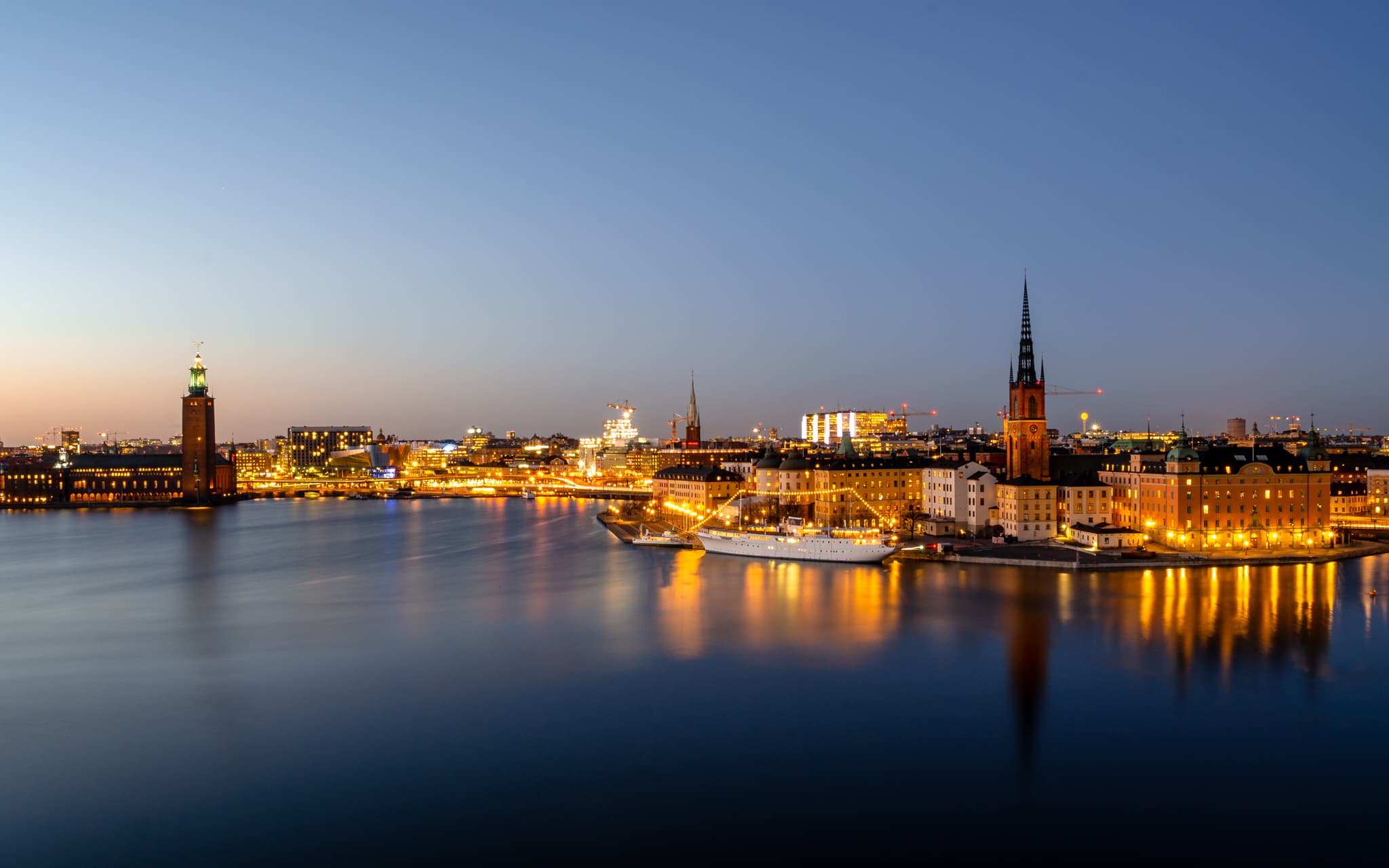 Stockholm vid natt — alltid bemannat hos KS Rörservice
